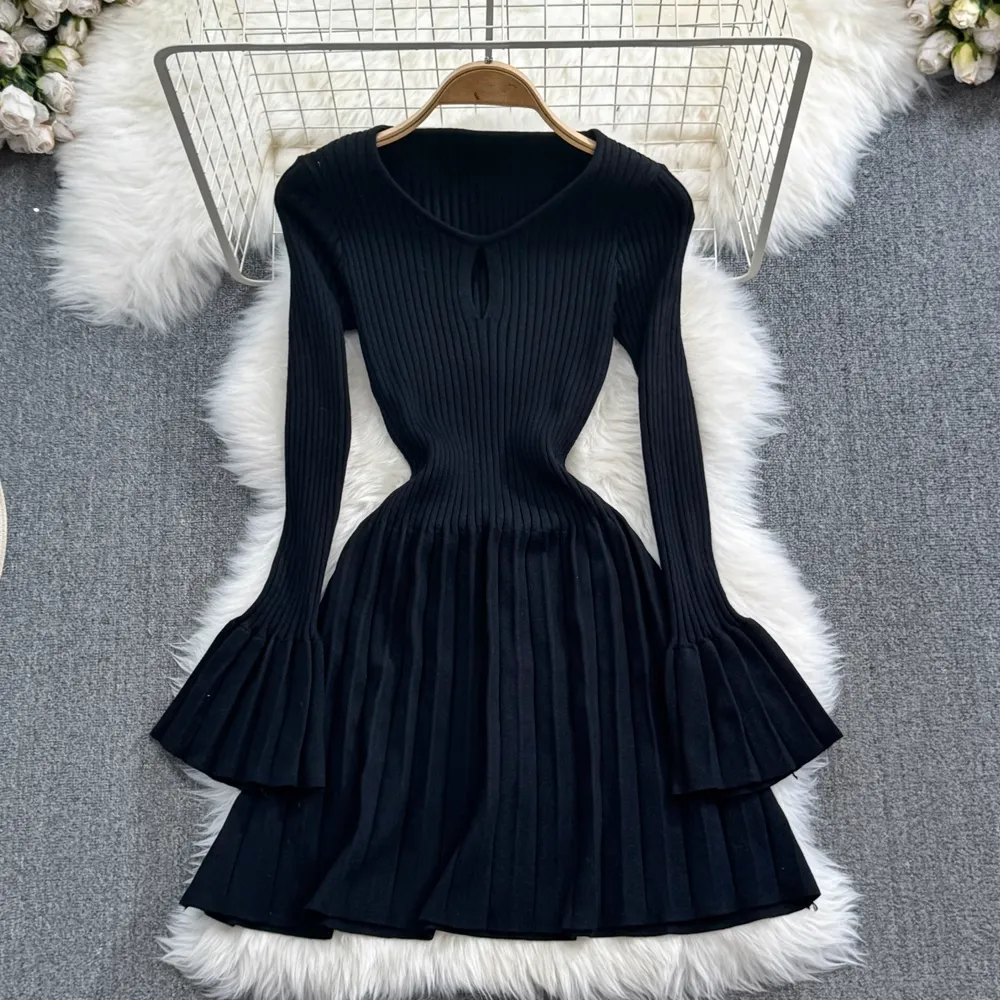- Flared long-sleeve A-line pleated knit dress GEU964