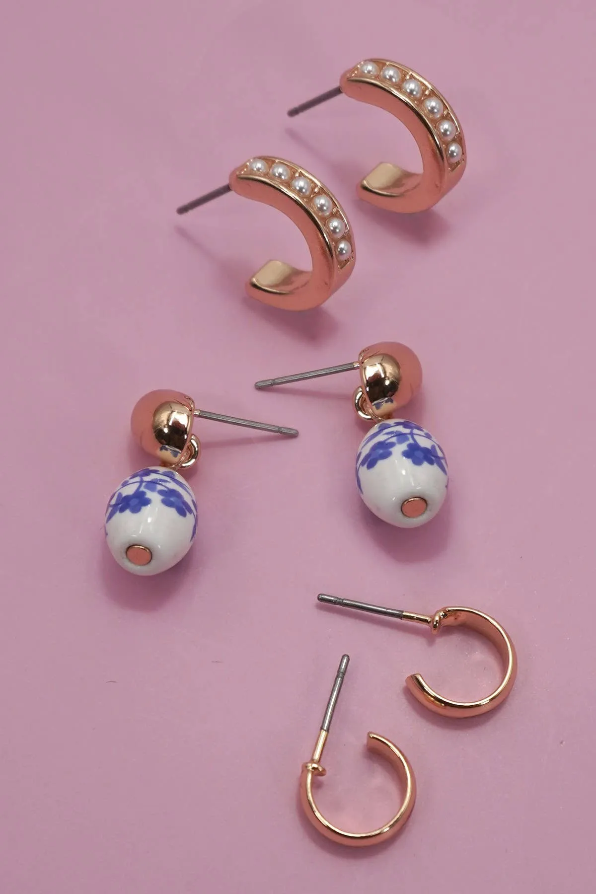 BLUE CERAMIC PORCELAIN TRIO HUGGIE HOOP EARRINGS | 80E6525