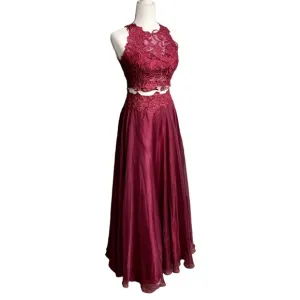 Dave and Johnny Maroon Colored 2 Piece Lace and Beaded Gown size 4 Prom Formal