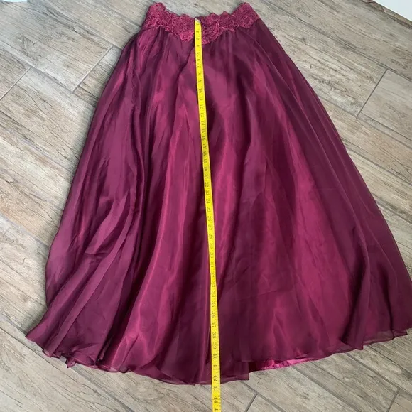 Dave and Johnny Maroon Colored 2 Piece Lace and Beaded Gown size 4 Prom Formal