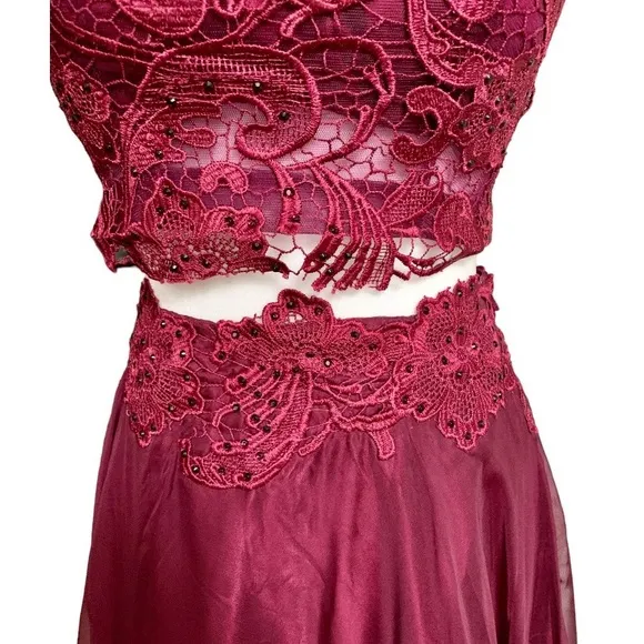Dave and Johnny Maroon Colored 2 Piece Lace and Beaded Gown size 4 Prom Formal