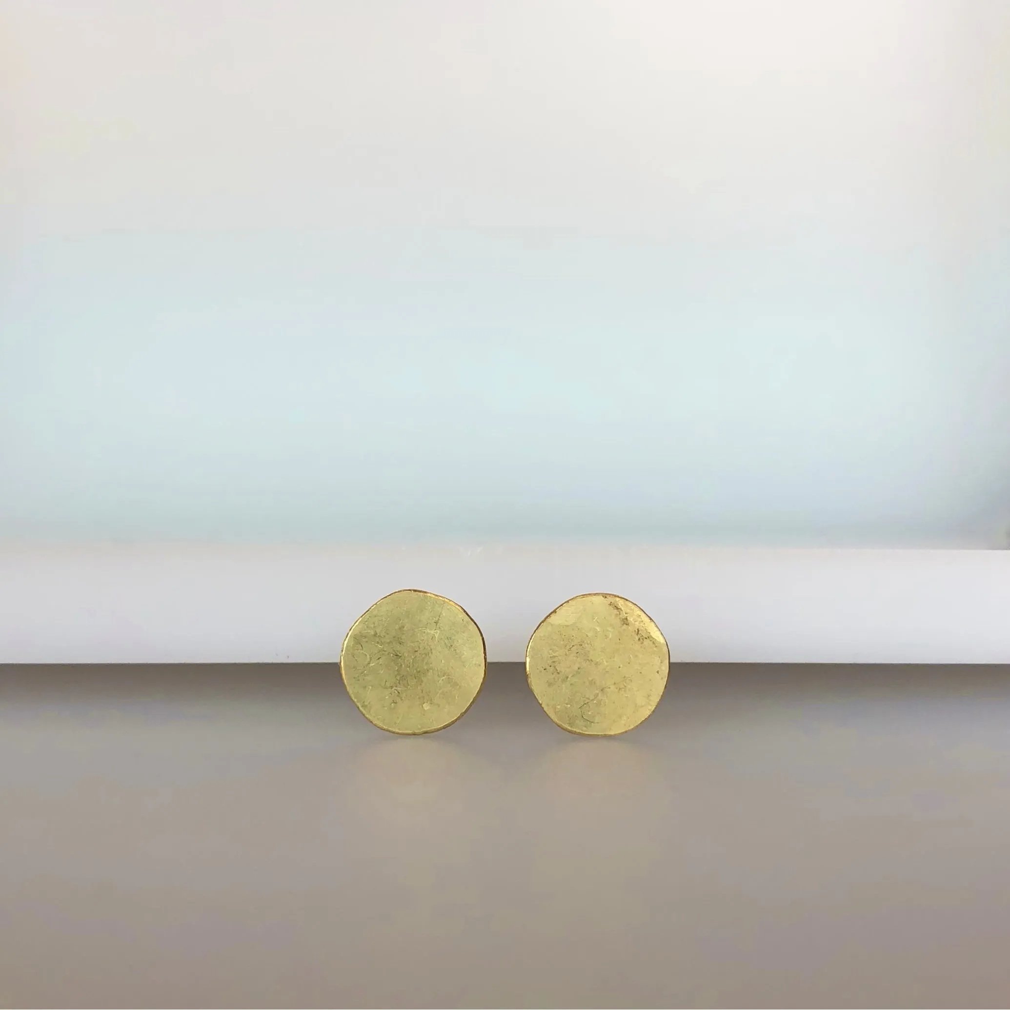 Disc stud earrings, 18k gold
