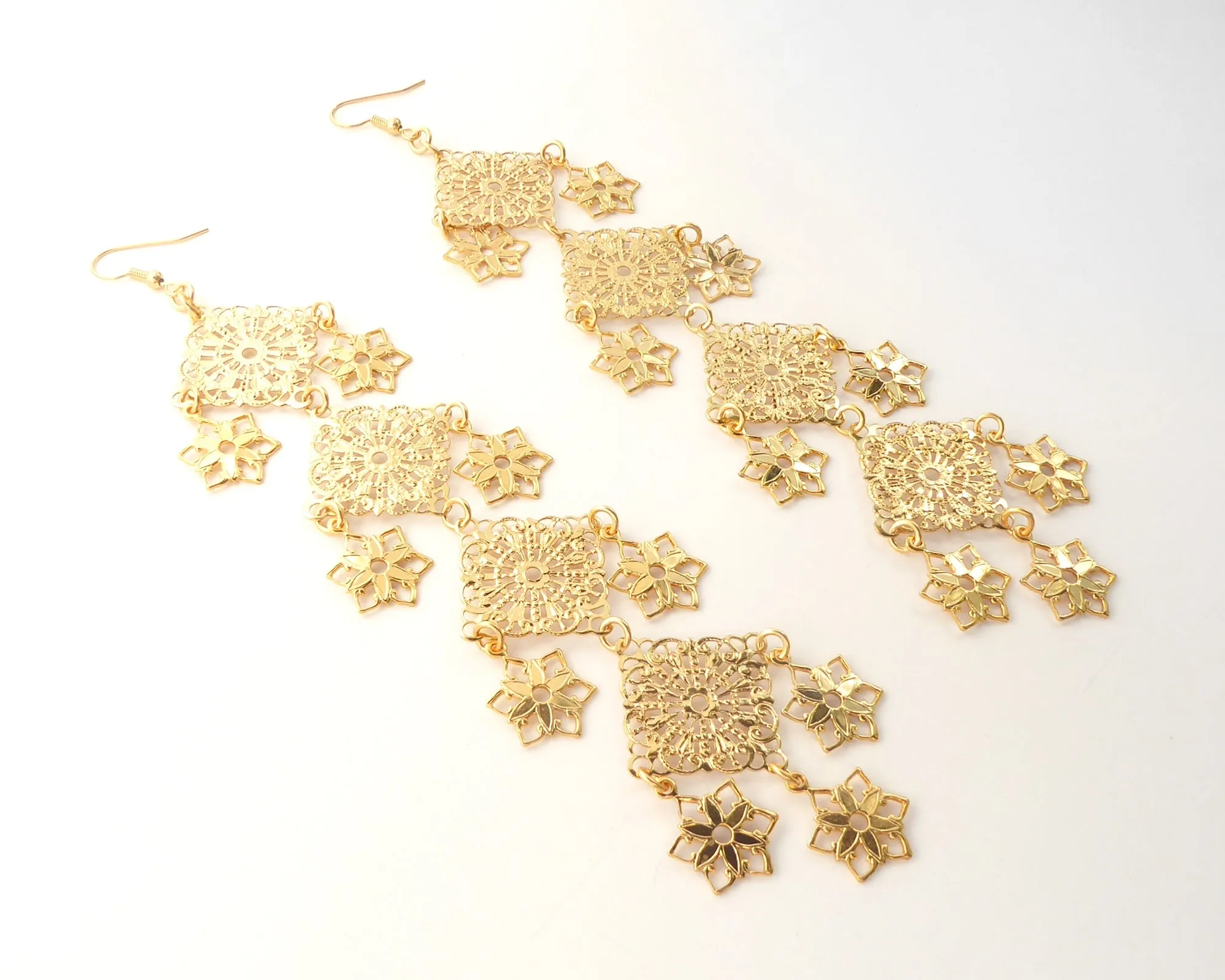 Gold long estrella earrings