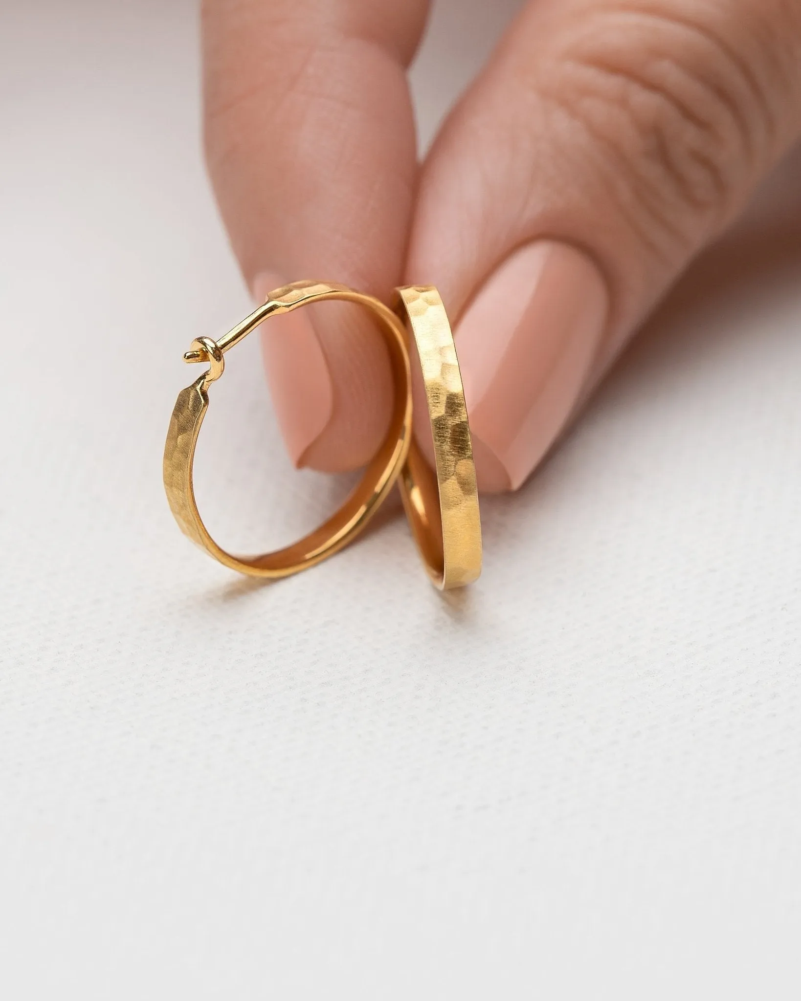 Lara Medium Hammered Hoop Earrings – Elegant Design