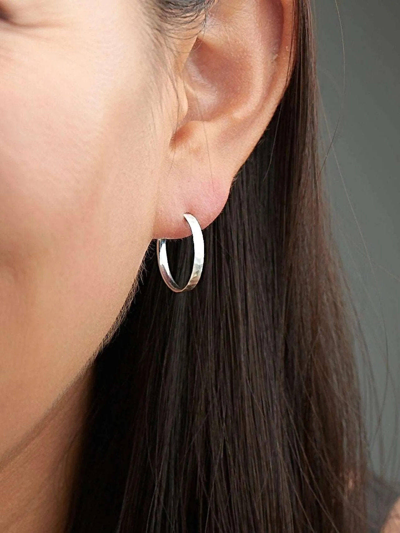 Lara Medium Hammered Hoop Earrings – Elegant Design