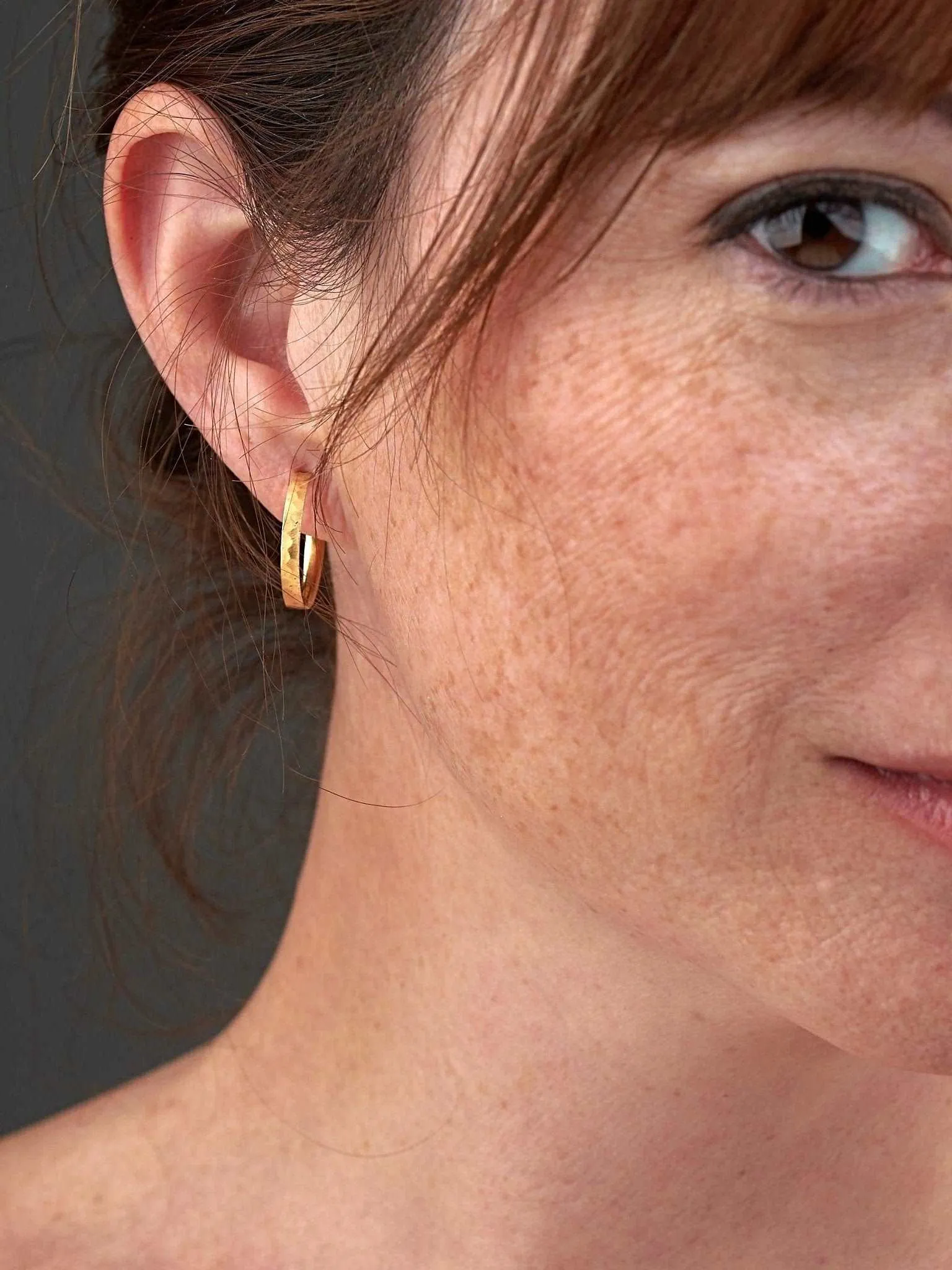 Lara Medium Hammered Hoop Earrings – Elegant Design