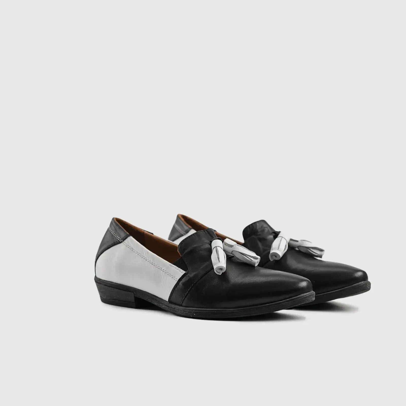 Leather Slip On Tassels 2893 Black/White