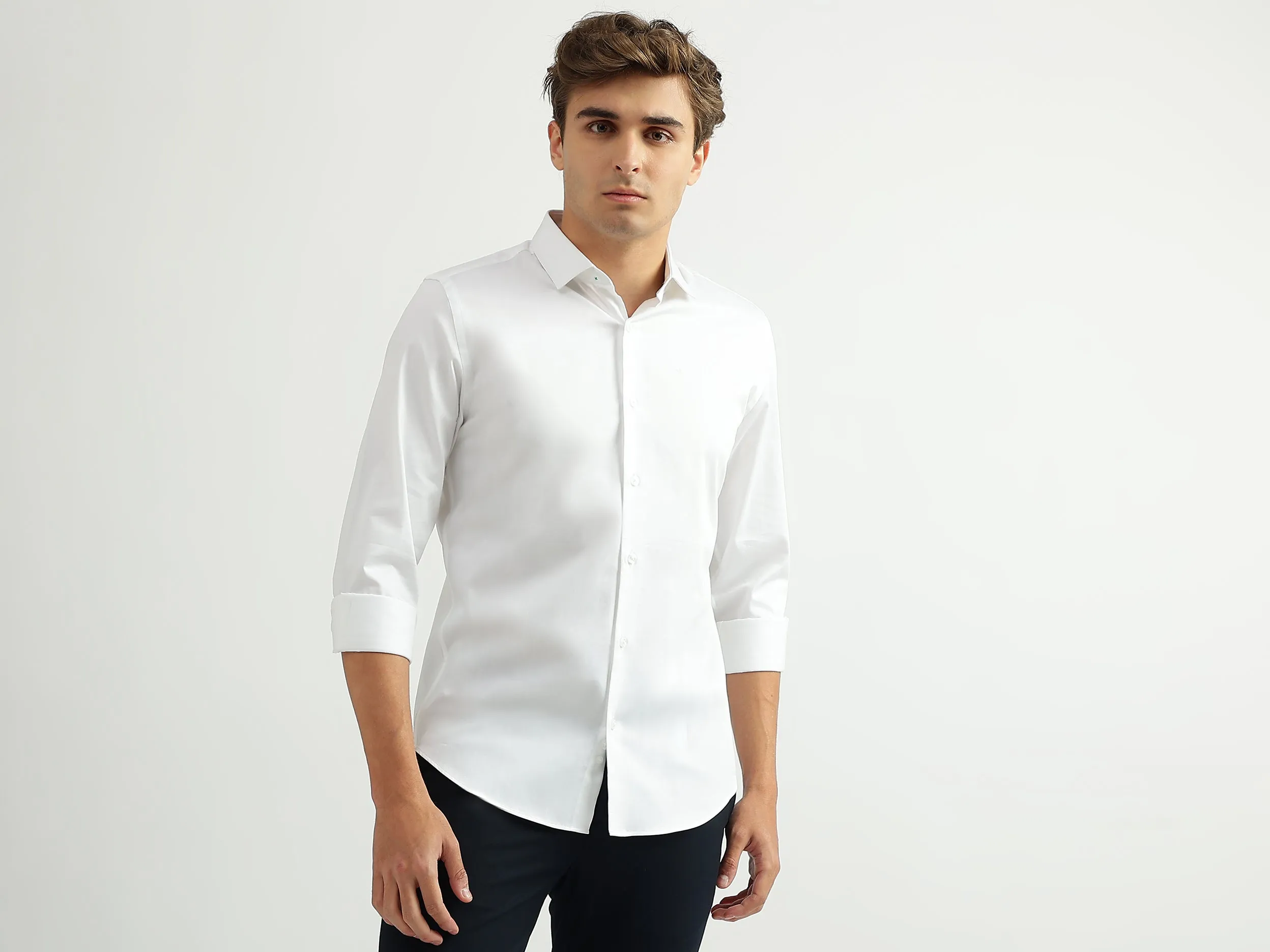 Men Solid Cutaway Collar Shirt