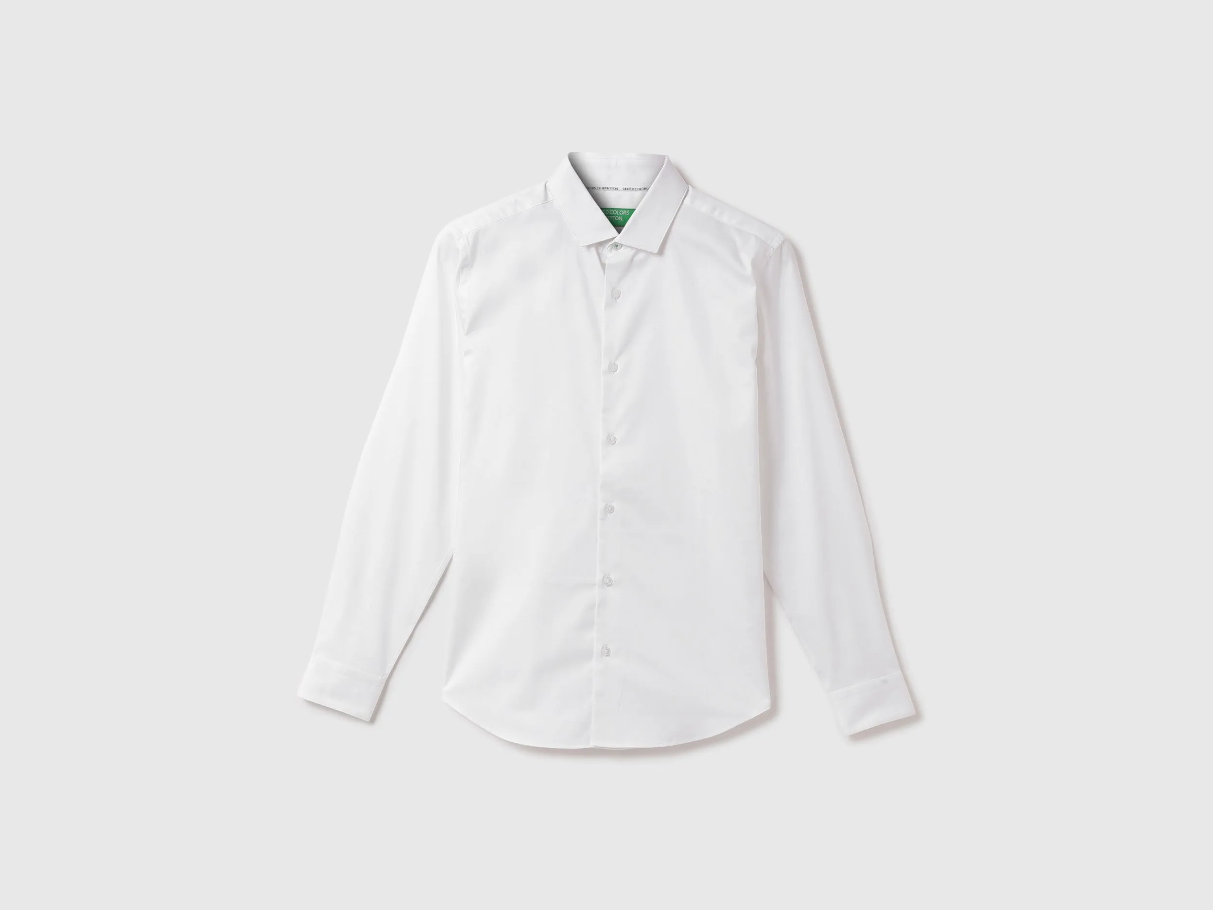 Men Solid Cutaway Collar Shirt