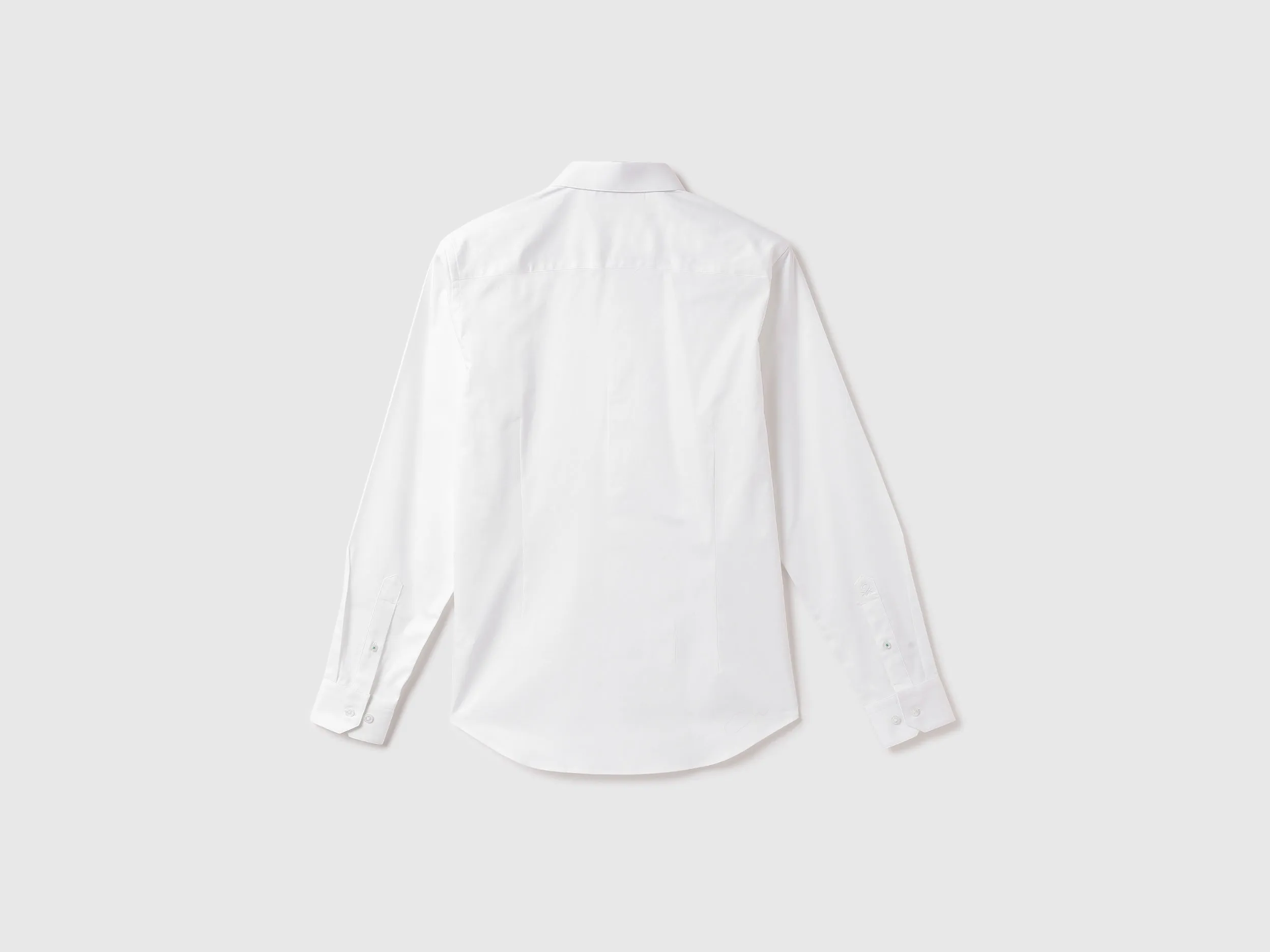 Men Solid Cutaway Collar Shirt