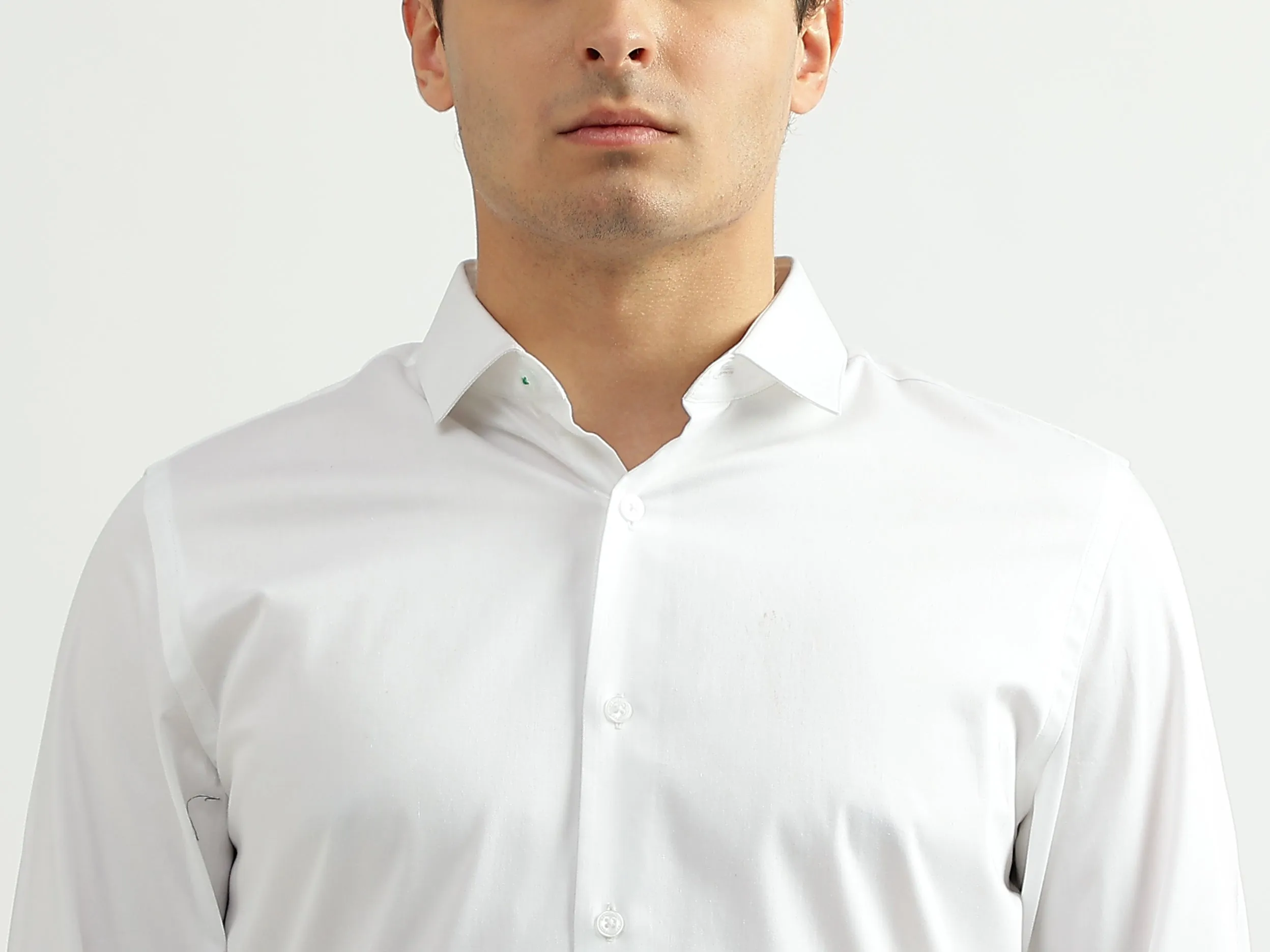 Men Solid Cutaway Collar Shirt