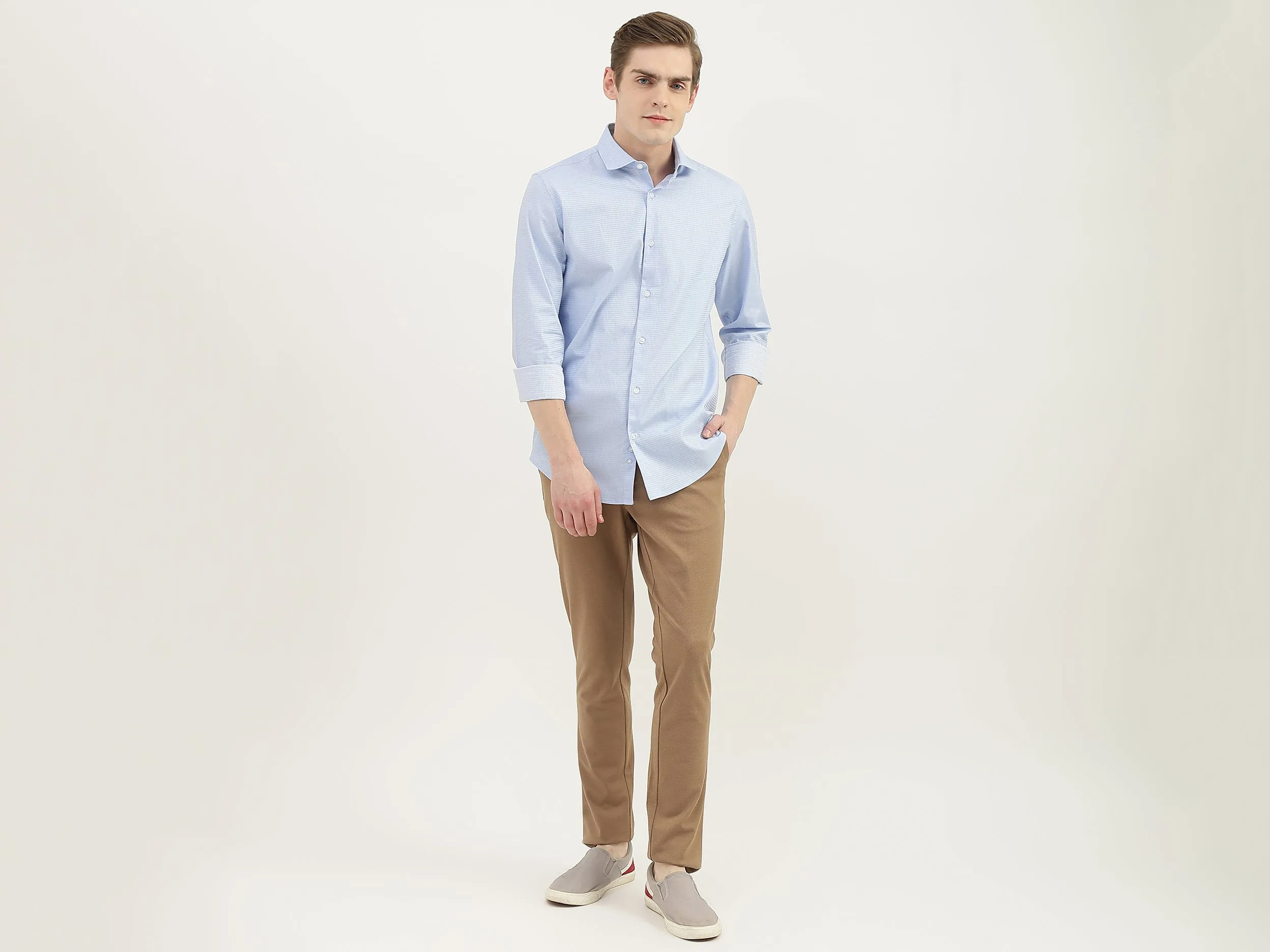 Men Textured Cutaway Collar Shirt