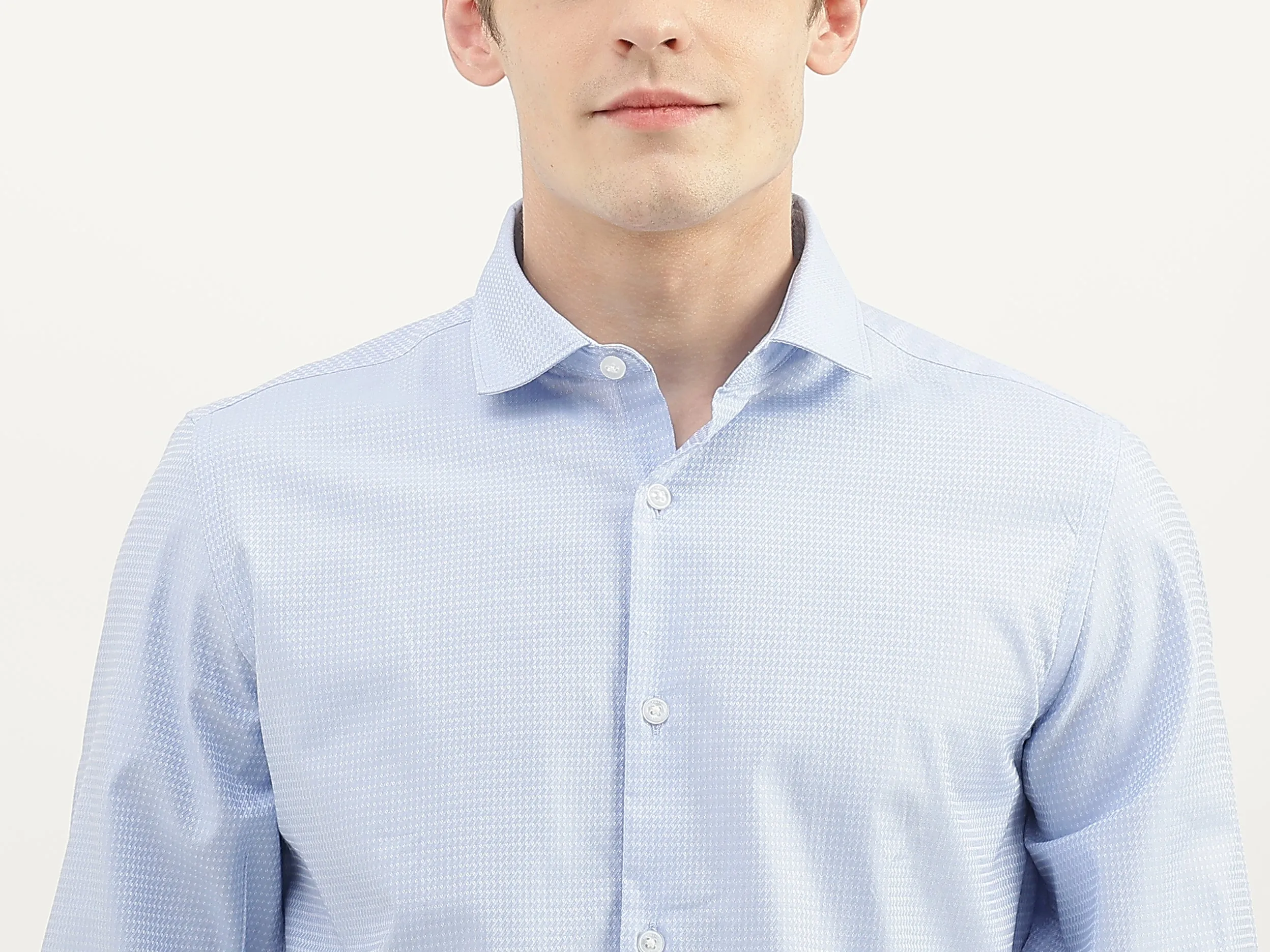 Men Textured Cutaway Collar Shirt