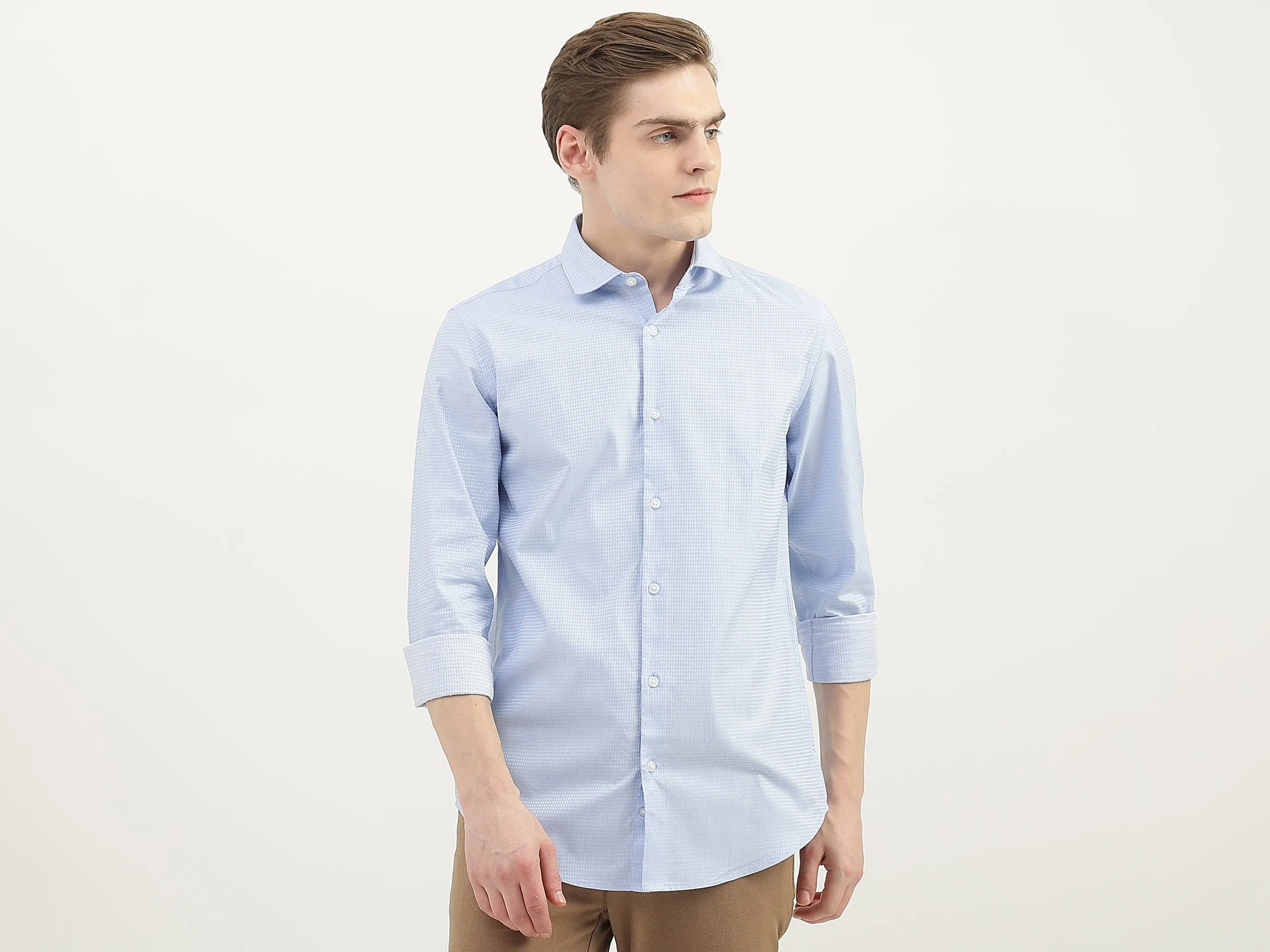Men Textured Cutaway Collar Shirt