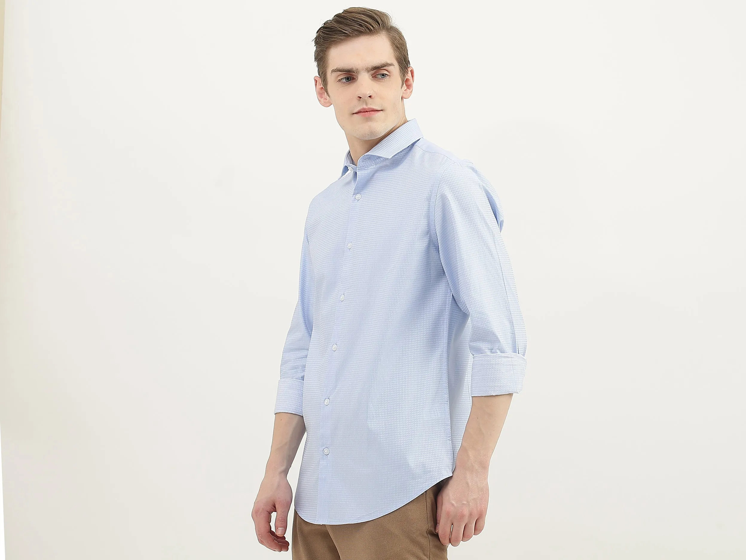 Men Textured Cutaway Collar Shirt