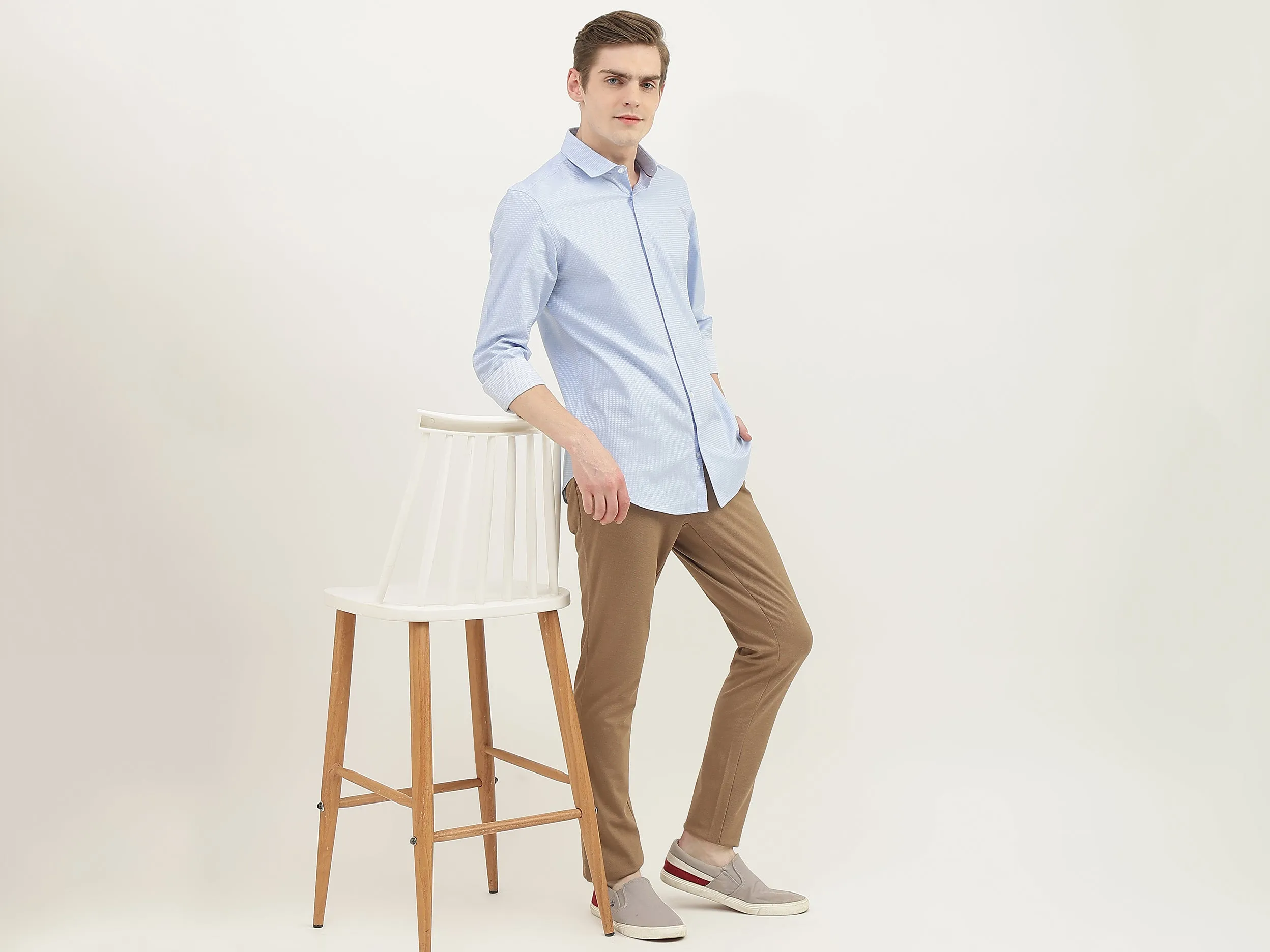 Men Textured Cutaway Collar Shirt