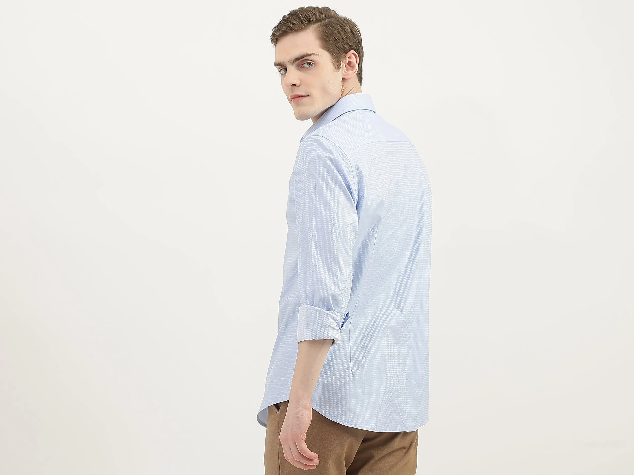 Men Textured Cutaway Collar Shirt