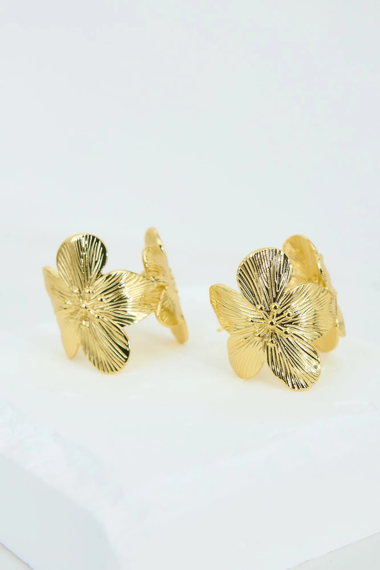 Petal Kisses Earrings Gold