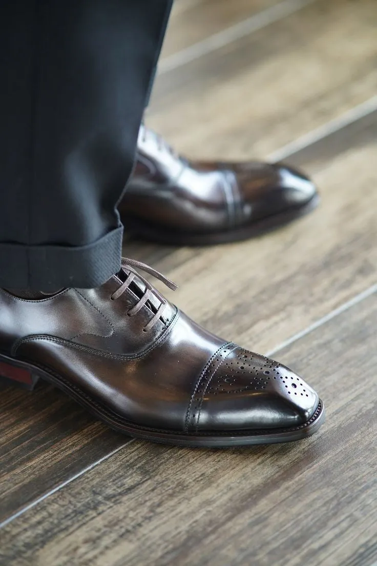 Timeless Elegance: Men's Leather Formal Oxford Shoes with Wingtip Detail