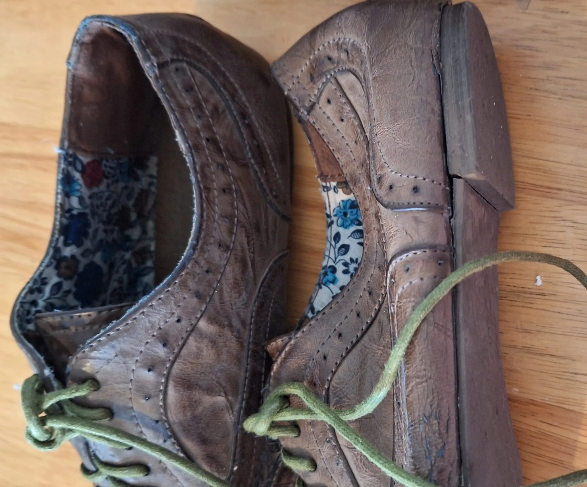 Trashed Brogues / Medium Scent / UK5