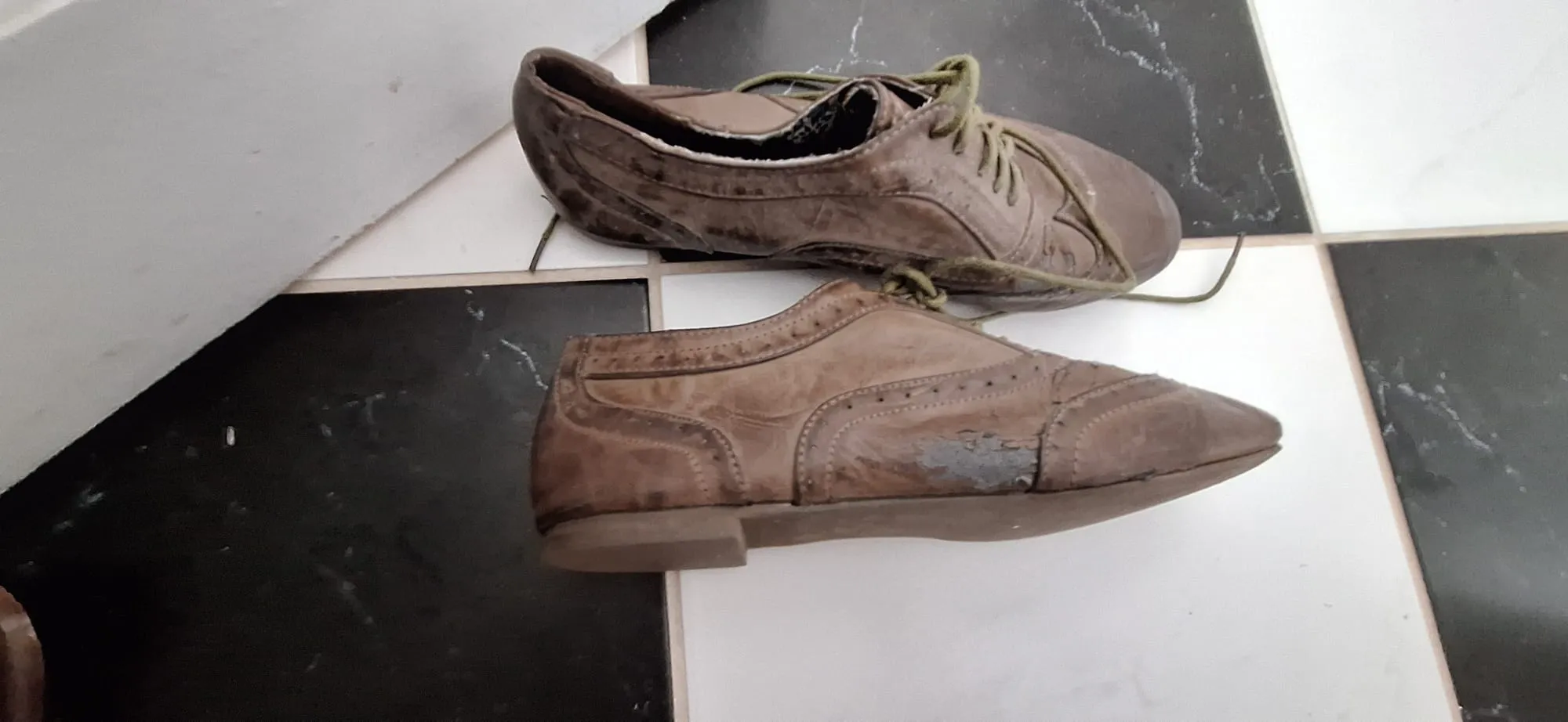 Trashed Brogues / Medium Scent / UK5